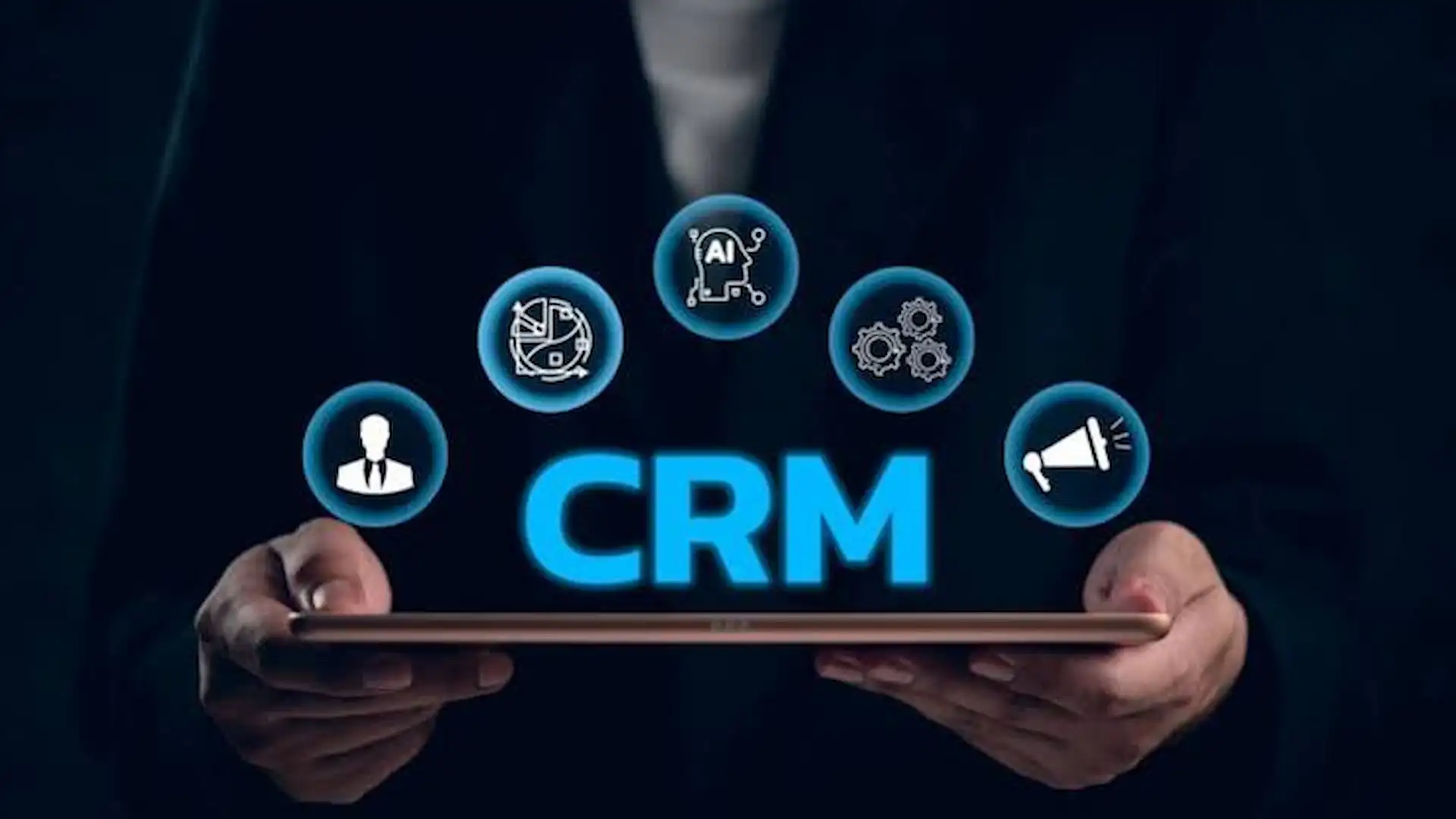 Equipo comercial gestionando conversaciones de clientes desde una plataforma CRM
